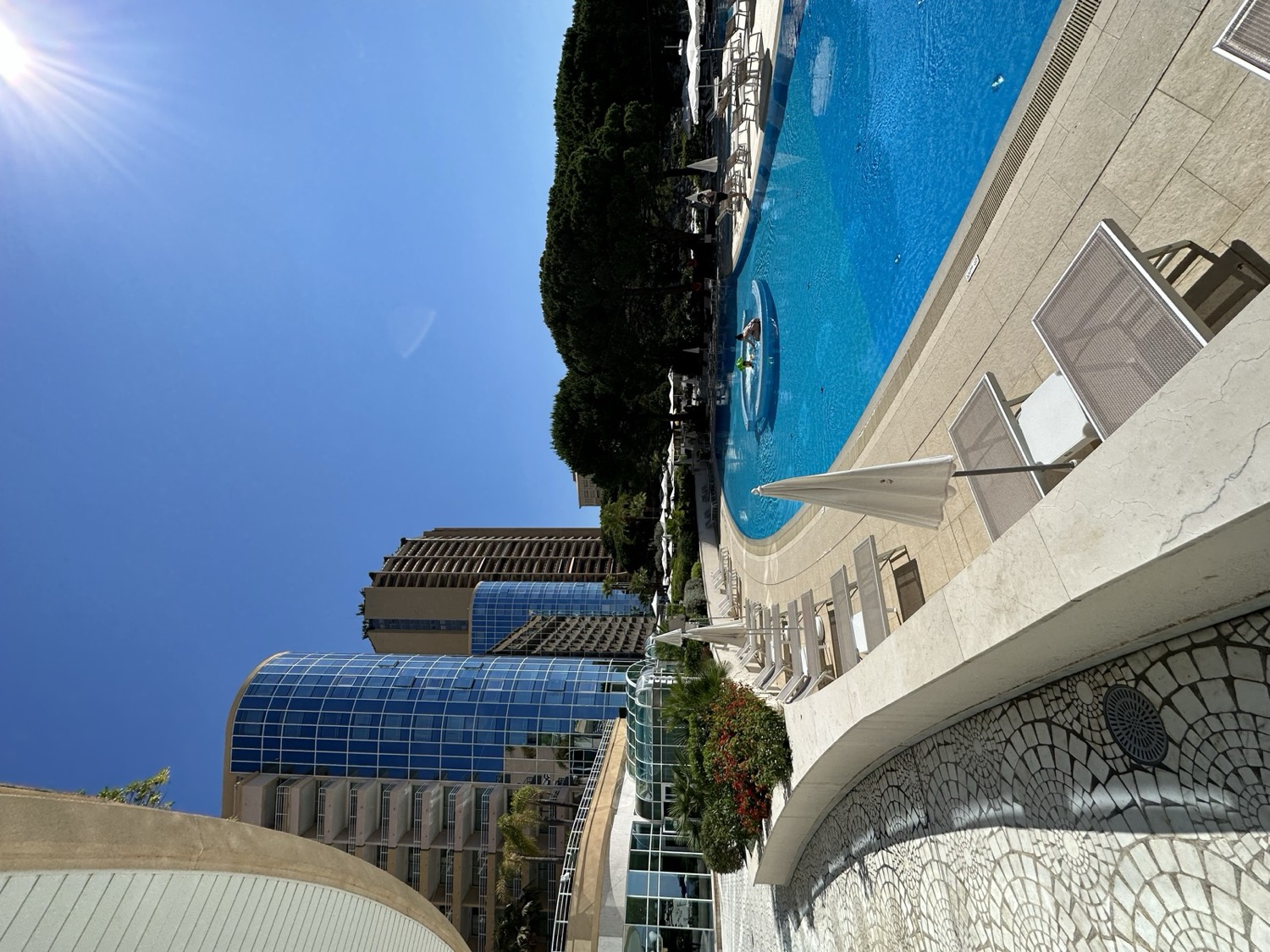 Brumisation haute pression HYDRO7 — terrasse et piscine du Méridien Beach Plaza à Monaco